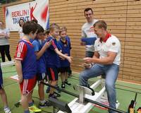 Europa- und Weltmeister Marcus Gross (Abitur 2010 bei uns an der Flatow-Oberschule) scherzt mit Kindern auf der Talentiade in Köpenick